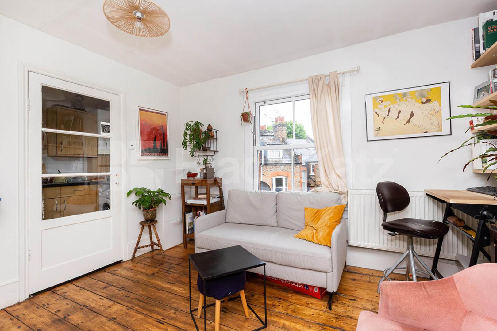 Split level 1 bedroom on a residential street in Highbury Northolme Road, Highbury